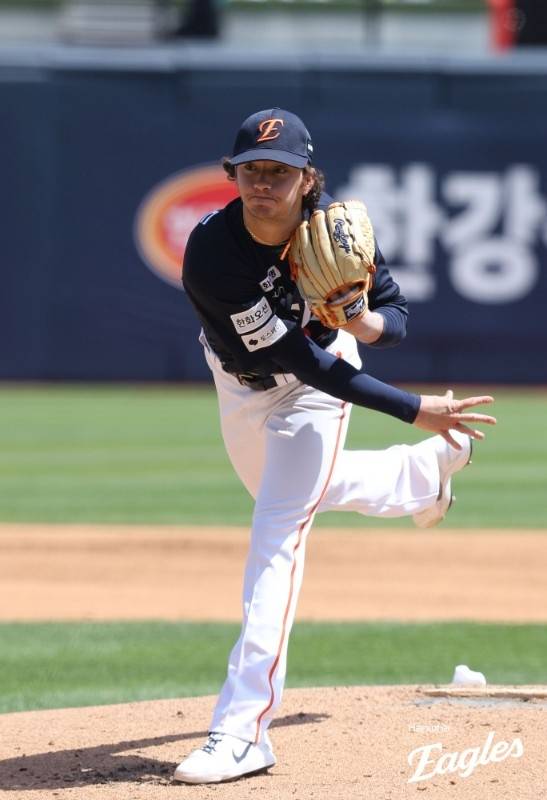 한화 화이트가 16일 수원케이티위즈파크에서 열린 2026 KBO리그 정규시즌 KT와 경기에 선발 등판해 힘차게 공을 던지고 있다. 사진 | 한화 이글스