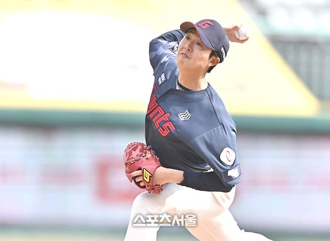 롯데 투수 쿄야마가 23일 인천 SSG랜더스필드에서 열린 2026 KBO리그 시범경기 SSG전 6회 역투하고 있다. 문학 | 최승섭기자 thunder@sportsseoul.com