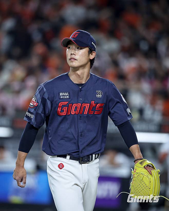 롯데 현도훈이 19일 대전 한화생명 볼파크에서 열린 2026 KBO리그 정규시즌 한화전에서 6회 올라와 실점 없이 이닝을 마친 후 더그아웃으로 돌아가고 있다. 사진 | 롯데 자이언츠