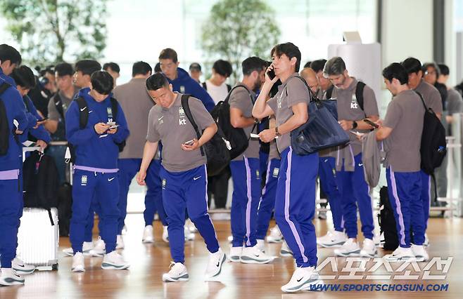 2026북중미 월드컵에 출전하는 A대표팀 본진이 18일 오후 인천국제공항 제2터미널을 통해 출국했다. 홍명보 감독과 선수들이 출국 수속을 하고 있다. 인천공항=정재근 기자 cjg@sportschosun.com/2026.5.18