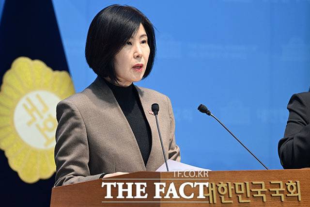 김미애 국민의힘 의원이 인도 등 보행 공간 내 불법 시설물·적치물 등으로 인해 보행자의 안전에 중대한 위험이 발생할 급박한 우려가 있는 경우, 행정청이 보다 신속하게 대집행 절차를 진행할 수 있도록 하는 '행정대집행법 개정안'을 대표발의했다고 19일 밝혔다. /남용희 기자