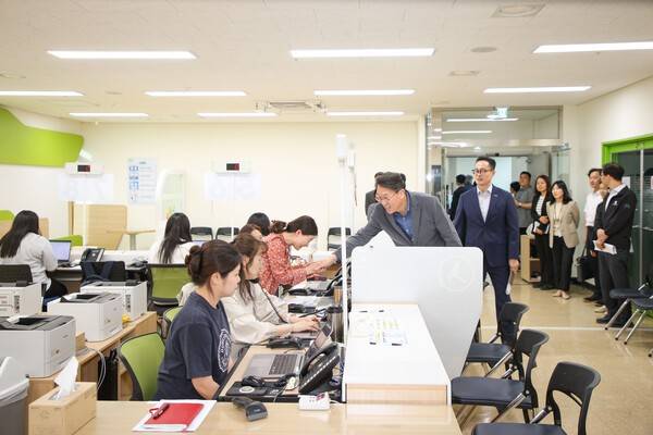 ▲&nbsp;다산행정복지센터를 찾아 직원들을 격려하는 김상수 권한대행 / 사진제공 = 남양주시&nbsp;