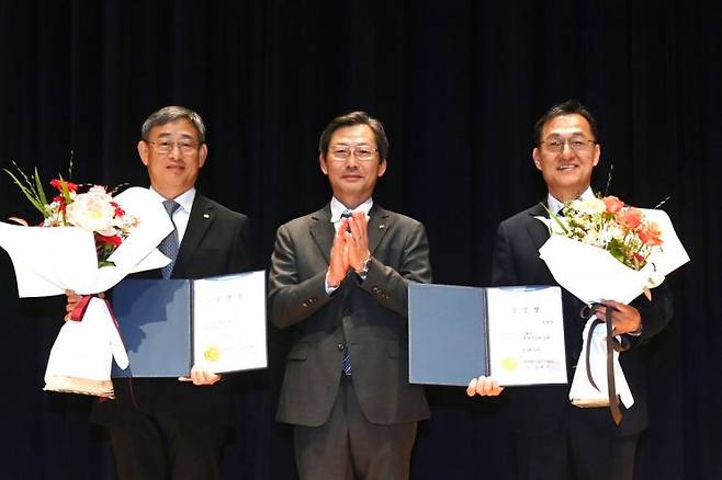 19일 한국전력기술 상임이사로 선임된 김종민 기획관리본부장(왼쪽)과 장병용 에너지신사업본부장(오른쪽)이 김태균 한전기술 사장(가운데)과 기념촬영을 하고 있다. 한전기술