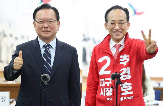김부겸 더불어민주당 대구시장 예비후보와 추경호 국민의힘 대구시장 예비후보가 14일 오전 대구 서구 대구시선거관리위원회에서 6·3 지방선거 대구시장 후보자 등록을 마친 뒤 기념촬영을 하고 있다. /뉴시스