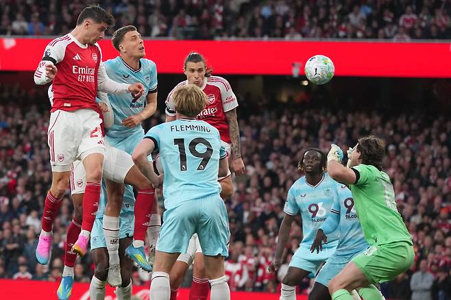 <YONHAP PHOTO-2549> Arsenal's Kai Havertz scores during a Premier League soccer match between Arsenal and Burnley in London, Monday, May 18, 2026. (AP Photo/Kirsty Wigglesworth)/2026-05-19 07:20:32/<저작권자 ⓒ 1980-2026 ㈜연합뉴스. 무단 전재 재배포 금지, AI 학습 및 활용 금지>