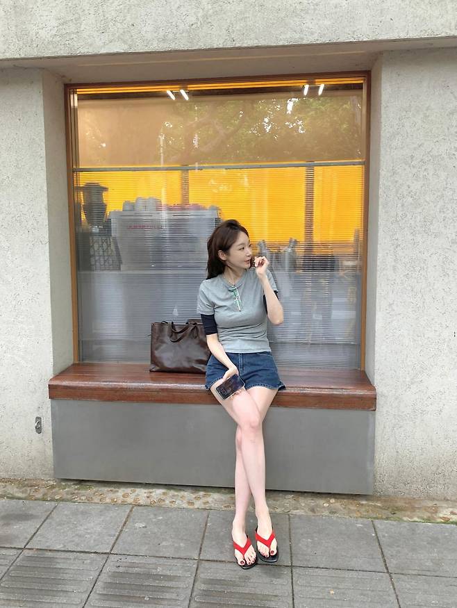 강민경의 청반바지 코디. 인스타그램 @iammingki