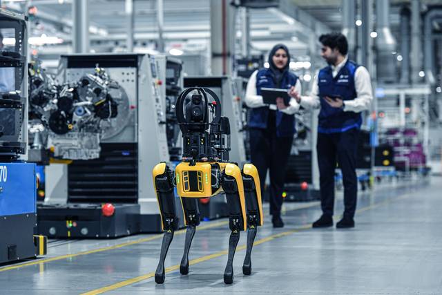 보스턴다이나믹스의 4족 보행 로봇 ‘스팟’이 BMW 영국 햄스 홀 공장을 순찰하고 있다. BMW 홈페이지