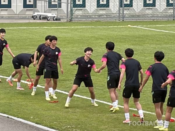 공개훈련 중인 내고향여자축구단. 김진혁 기자