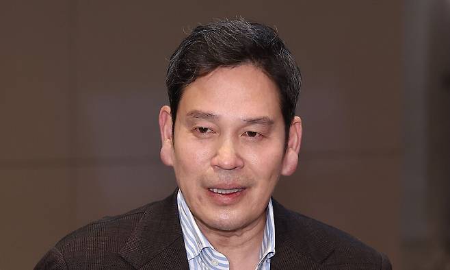 미국에서 도널드 트럼프 당시 대통령 당선인을 만난 정용진 신세계그룹 회장이 2024년 12월 22일 인천국제공항 제2여객터미널을 통해 귀국해 취재진 질문에 답하고 있다. 연합뉴스