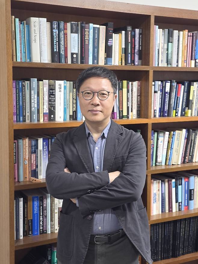 제16회 학현학술상 수상자로 선정된 이철희 서울대 경제학부 교수.