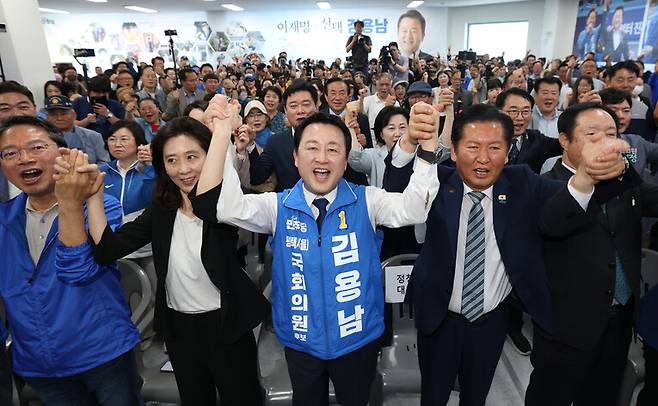 경기 평택을 국회의원 재선거에 출마한 더불어민주당 김용남 후보가 16일 경기도 평택시 안중읍에서 열린 선거사무소 개소식에서 정청래 대표 등 참석자들과 기념 촬영을 하고 있다. 연합뉴스