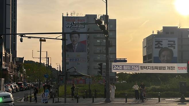 17일 경기 평택시 고덕동 한 사거리. 김재연 진보당 대표가 거리인사를 하고 있다. 신현주 기자