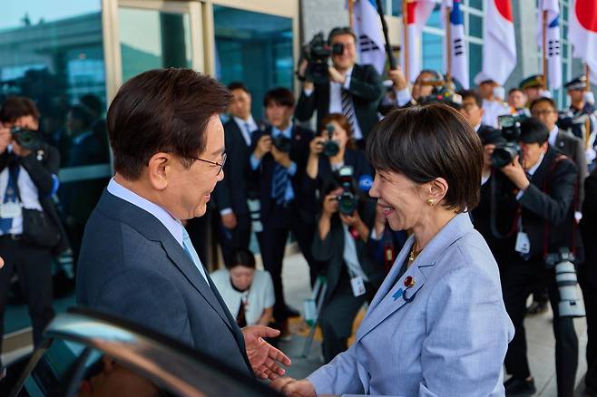 이재명 대통령이 19일 경북 안동의 한 호텔에 마련된 정상회담장 입구에서 다카이치 사나에 일본 총리를 영접하고 있다. 청와대 제공
