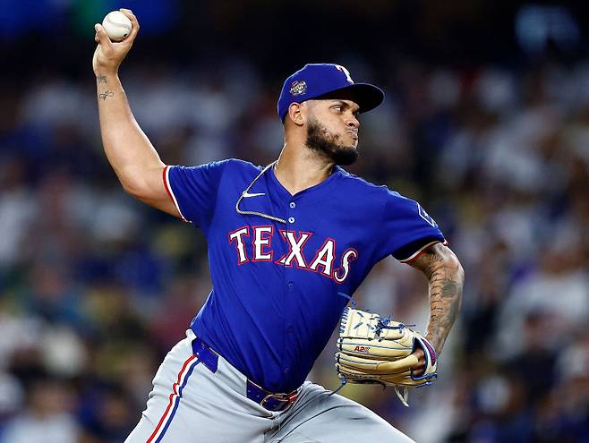 <yonhap photo-2888=""> LOS ANGELES, CALIFORNIA - JUNE 11: Jonathan Hern?ndez #72 of the Texas Rangers throws against the Los Angeles Dodgers in the fourth inning at Dodger Stadium on June 11, 2024 in Los Angeles, California. Ronald Martinez/Getty Images/AFP (Photo by RONALD MARTINEZ / GETTY IMAGES NORTH AMERICA / Getty Images via AFP)/2024-06-12 12:49:48/ <저작권자 ⓒ 1980~2024 ㈜연합뉴스. 무단 전재 재배포 금지, AI 학습 및 활용 금지></yonhap>