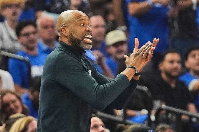 <yonhap photo-3087=""> Orlando Magic head coach Jamahl Mosley shouts to playersduring the first half of an NBA play-in tournament basketball game against the Charlotte Hornets, Friday, April 17, 2026, in Orlando, Fla. (AP Photo/John Raoux)/2026-04-18 10:05:34/ <저작권자 ⓒ 1980~2026 ㈜연합뉴스. 무단 전재 재배포 금지, AI 학습 및 활용 금지></yonhap>