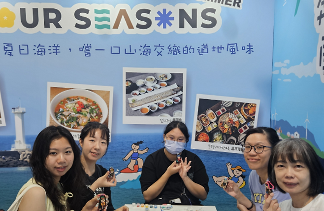 대만 MZ세대 방문객들이 제주 감귤 디저트 체험 프로그램에 참여한 뒤 기념촬영을 하고 있다. (제주관광공사 제공)