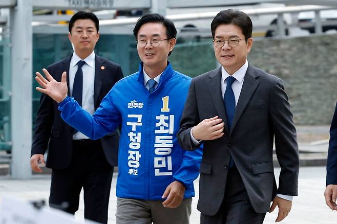 정원오 더불어민주당 서울시장 후보와 걷는 최동민 동대문구청장 후보. 최 후보는 수인분당선 단선 신설을 공약으로 내걸었다. [뉴스1]