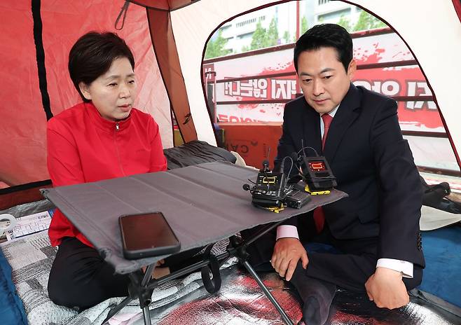 장동혁 국민의힘 대표가 19일 오전 경기 평택시 고덕동 삼성전자 평택캠퍼스 앞에서 단식 농정 중인 양향자 국민의힘 경기도지사 후보를 만나 이야기를 나누고 있다.  양 후보는 지난 18일 경기 평택시 삼성전자 평택캠퍼스 게이트 앞에서 삼성전자 노사 갈등에 따른 총파업 위기와 관련 기자회견을 열고 단식 투쟁 돌입을 선언했다.뉴스1