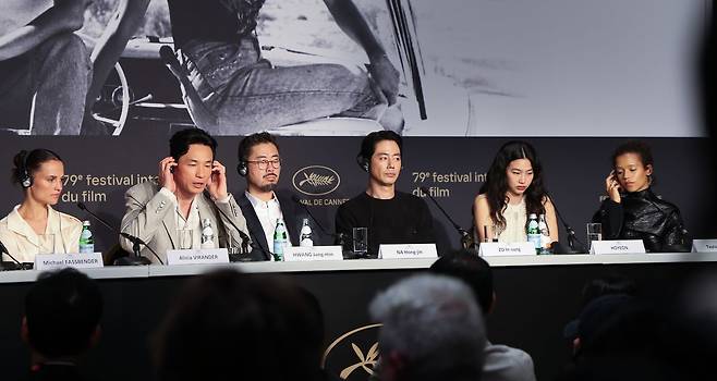 제79회 칸 국제영화제가 열리고 있는 18일 현지시간 프랑스 남부 소도시 칸 팔레 데 페스티발에서 경쟁부문 진출작 ‘호프’ 공식 기자회견이 열리고 있다. 뉴스1