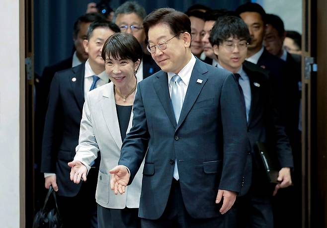 이재명 대통령과 다카이치 사나에 일본 총리가 19일 경북 안동 한 호텔에서 공동언론발표를 위해 기자회견장에 들어서고 있다. 연합뉴스