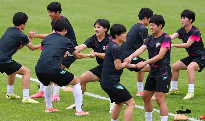 그래도 훈련은 활기차게 북한 내고향축구단 선수들이 아시아축구연맹(AFC) 여자챔피언스리그(AWCL) 4강을 하루 앞둔 19일 수원월드컵경기장 보조경기장에서 밝은 표정으로 훈련하고 있다. 연합뉴스
