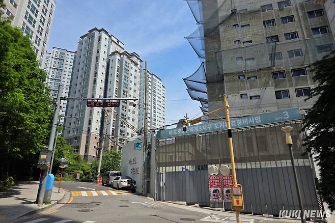 18일 서울 마포구 아현동 일대에 신축 아파트가 시공되고 있다. 김건주 기자