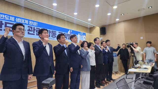 19일 오후 경기도의회 브리핑룸에서 추미애 더불어민주당 경기도지사 후보와 민주당 소속 이재준 수원시장 후보, 현근택 용인시장 후보, 김병욱 성남시장 후보, 정명근 화성시장 후보, 최원용 평택시장 후보, 조용호 오산시장 후보, 성수석 이천시장 후보, 김보라 안성시장 후보가 반도체 관련 합동 공약 발표에 앞서 기자회견을 하고 있다. 김경희기자