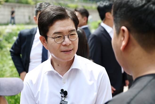 더불어민주당 정원오 서울시장 후보가 18일 서울 종로구 청계천 광교 아래에서 열린 찾아가는 서울 인(人)터뷰 ‘청년 서울살이편’에서 청년들과 만나 대화하고 있다. [연합뉴스]