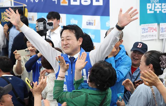 경기 평택을 국회의원 재선거에 출마한 김용남 더불어민주당 후보가 지난 16일 경기도 평택시 안중읍에서 열린 선거사무소 개소식에서 참석자들에게 인사하고 있다. [연합뉴스]