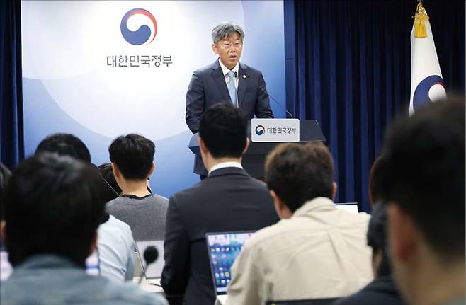 정부는 토지거래허가구역 내 다주택자뿐 아니라 비거주 1주택자도 전월세를 놓은 집을 팔 수 있도록 매수자의 실거주 의무를 유예했다. 사진은 김이탁 국토교통부 제1차관이 정부서울청사에서 정책을 설명하는 모습. (연합뉴스)