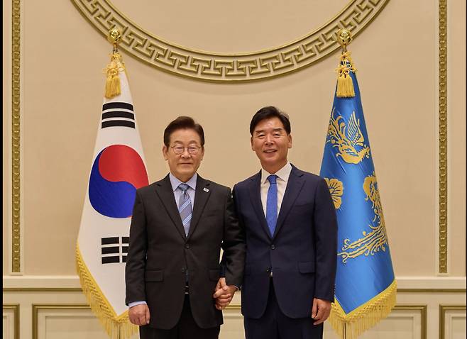 이재명 대통령(왼쪽), 오중기 더불어민주당 경북지사 후보 /사진=오 후보 SNS