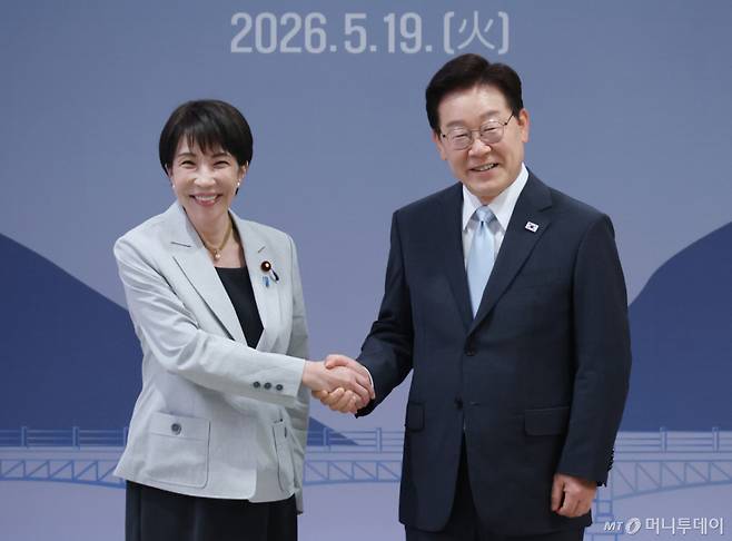 [안동=뉴시스] 최동준 기자 = 이재명 대통령과 다카이치 사나에 일본 총리가 19일 경북 안동시 한 호텔에서 한일 확대 정상회담 기념촬영을 하고 있다. 2026.05.19. photocdj@newsis.com /사진=