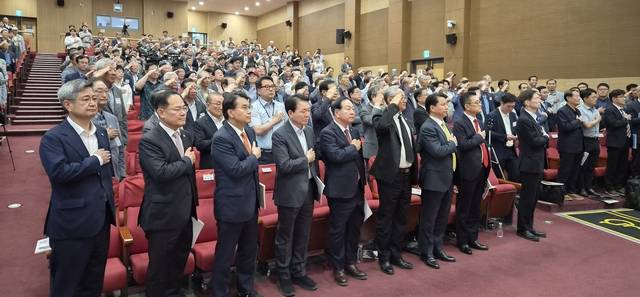 18일 국회의원회관 대회의실에서 사관학교 총동창회 및 한기호 국민의힘 의원 공동으로  ‘육·해·공사 통폐합과 수도권 축출의 문제점 진단’ 2차 정책 포럼에서 참가자들이 국기에 대해 경례하고 있다. 사관학교 총동창회 제공