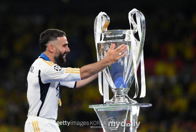 카르바할이 2024년 6월 영국 런던 웸블리에서 열린 2023-24시즌 UEFA 챔피언스리그 결승 도르트문트전 승리 후 트로피를 바라보고 있다./게티이미지코리아