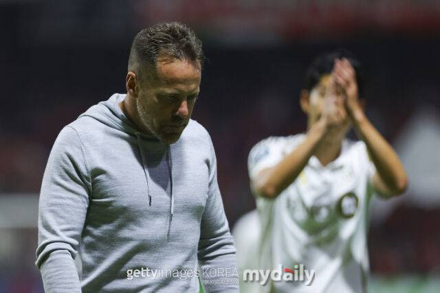 글로벌 매체 'ESPN'은 LAFC를 파워랭킹 6위에 올렸다. 고개를 숙이고 있는 마르크 도스 산토스 LAFC 감독. /게티이미지코리아
