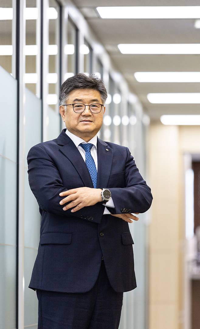 이영우 NH농협은행 농업·공공금융부 부행장이 14일 오후 서울 중구 NH농협은행에서 열린 헤럴드경제와의 인터뷰에 앞서 포즈를 취하고 있다. 윤창빈 기자