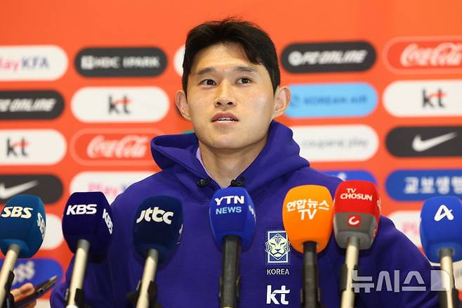 [인천공항=뉴시스] 황준선 기자 = 2026 북중미 월드컵에 출전하는 대한민국 축구 국가대표팀 이동경이 18일 오후 인천국제공항 2터미널을 통해 출국하며 취재진과 인터뷰 하고 있다. 2026.05.18. hwang@newsis.com