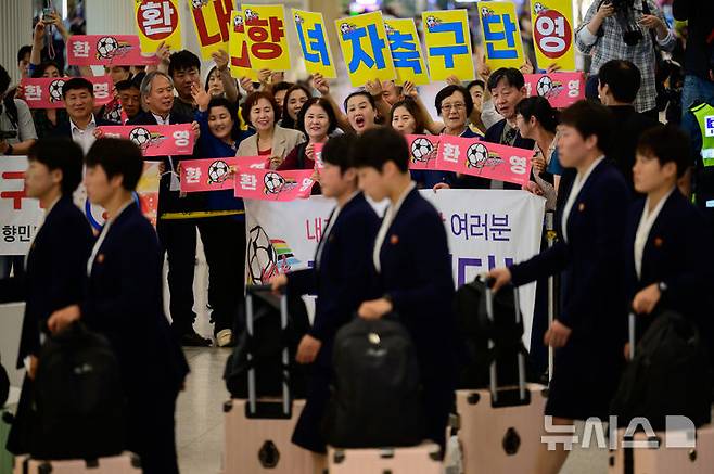 [인천공항=뉴시스] 황준선 기자 = 17일 오후 인천국제공항 제1터미널로 북한 여자축구 클럽팀 내고향여자축구단이 입국하고 있다. 내고향여자축구단은 20∼23일 수원종합운동장에서 진행되는 2025-2026 아시아축구연맹(AFC) 여자 챔피언스리그(AWCL) 4강 토너먼트 출전을 위해 한국을 찾았다. (공동취재)  2026.05.17. photo@newsis.com