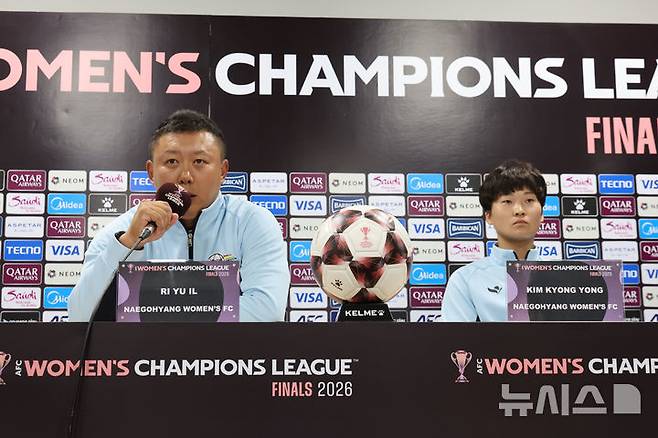 [수원=뉴시스] 황준선 기자 = 리유일 북한 내고향여자축구단 감독이 19일 경기 수원시 수원종합운동장에서 열린 2025~2026시즌 아시아축구연맹(AFC) 여자 챔피언스리그(AWCL) 4강전 기자회견에서 발언하고 있다. 2026.05.19. hwang@newsis.com