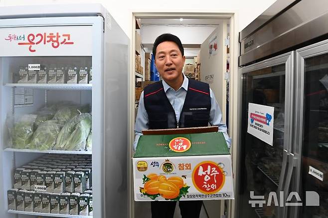 [서울=뉴시스] 최진석 기자 = 오세훈 국민의힘 서울시장 후보가 19일 서울 종로구 온기창고 4호점에서 일일 매니저 체험을 하고 있다. (공동취재) 2026.05.19. photo@newsis.com