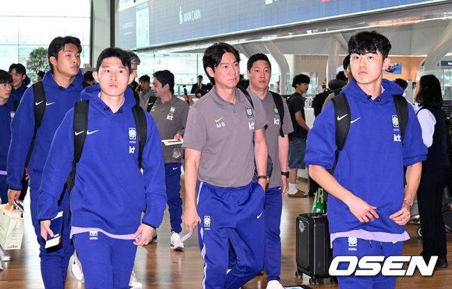 [OSEN=인천공항, 이대선 기자] 홍명보 감독이 이끄는 한국 축구 대표팀이 18일 오후 인천국제공항을 통해 사전 훈련 캠프가 차려지는 미국 유타주 솔트레이크시티로 출국했다.대표팀은 미국 솔트레이크시티에서 사전 캠프를 진행한 이후 6월 5일 과달라하라 베이스캠프로 이동해 본격적인 월드컵 준비에 돌입한다.대표팀 선수들이 출국장으로 이동하고 있다. 2026.05.18 /sunday@osen.co.kr
