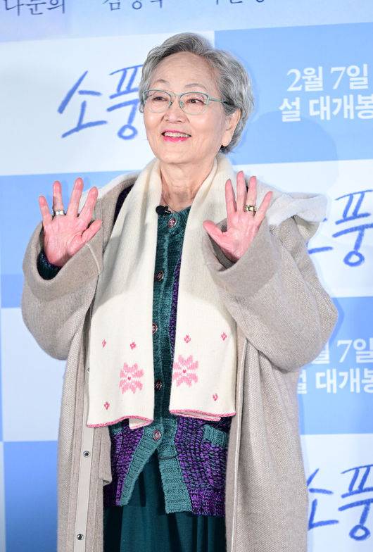 [OSEN=최규한 기자] 23일 오후 서울 자양동 롯데시네마 건대입구에서 영화 ‘소풍’ (감독 김용균) 언론시사회 및 간담회가 열렸다.'소풍'은 절친이자 사돈 지간인 두 친구가 60년 만에 함께 고향 남해로 여행을 떠나며 16살의 추억을 다시 마주하게 되는 이야기. 나문희, 김영옥, 박근형 등의 대배우들이 열연을 펼쳤다.배우 김영옥이 포토타임을 하고 있다. 2024.01.23 / dreamer@osen.co.kr