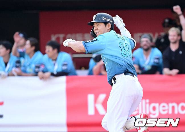 [OSEN=수원, 최규한 기자] 17일 수원 KT위즈파크에서 ‘2026 신한 SOL Bank KBO리그’ KT 위즈와 한화 이글스의 경기가 열렸다.이날 경기는 접전 끝에 KT가 9회말 1사 1, 3루에서 터진 이정훈의 끝내기타에 힘입어 8-7 승리를 거뒀다.9회말 1사 1, 3루 상황 KT 이정훈이 끝내기 안타를 날린 뒤 타구를 바라보며 기뻐하고 있다. 2026.05.17 / dreamer@osen.co.kr