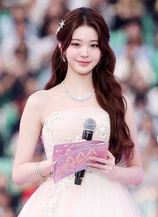 그룹 아이브 장원영, 배우 이준호가 6일 대만 가오슝 내셔널 스타디움에서 진행된 스타뉴스 주최 '10주년 아시아 아티스트 어워즈 2025(10th Anniversary Asia Artist Awards 2025, '10주년 AAA 2025')에서 진행을 하고 있다. 12월 6일~7일 양일에 걸쳐 가오슝 내셔널 스타디움에서 펼쳐지는 '10주년 아시아 아티스트 어워즈 2025(10th Anniversary Asia Artist Awards 2025, '10주년 AAA 2025')'와 페스타 'ACON 2025'는 MTN(머니투데이방송)과 위버스(Weverse)를 통해 각각 TV와 온라인 스트리밍으로 생중계 된다.  /2025.12.06