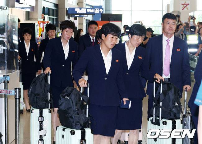 [OSEN=인천공항, 이대선 기자] 내고향여자축구단이 17일 오후 2025-2026시즌 아시아축구연맹(AFC) 여자 챔피언스리그(AWCL) 참가를 위해 인천국제공항을 통해 방남했다.수원FC위민과 내고향여자축구단은 오는 20일 수원종합운동장에서 2025-2026시즌 (AWCL) 준결승에서 격돌한다.내고향여자축구단 선수단이 입국장을 나가고 있다. 2026.05.17 /sunday@osen.co.kr