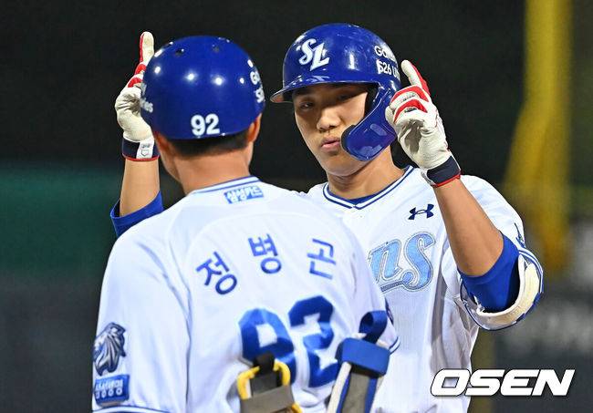 [OSEN=포항, 이석우 기자] 19일 포항야구장에서 2026 신한 SOL KBO 리그 삼성 라이온즈와 KT 위즈의 경기가 열렸다. 홈팀 삼성은 원태인이, 방문팀 KT는 보쉴리가 선발 출전했다. 삼성 라이온즈 이재현이 7회말 무사 2,3루 좌익수 앞 1타점 안타를 치고 세리머니를 하고 있다. 2026.05.19 / foto0307@osen.co.kr