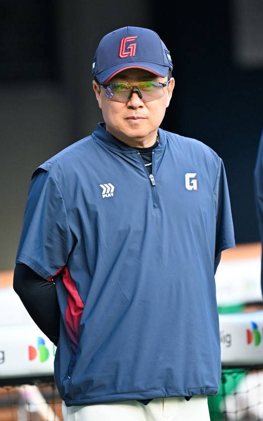 [OSEN=잠실, 민경훈 기자] 15일 서울 잠실야구장에서 ‘2026 신한 SOL Bank KBO리그’ 두산 베어스와 롯데 자이언츠의 경기가 열렸다.이날 두산은 곽빈, 롯데는 김진욱을 선발로 내세웠다.경기 전 롯데 김태형 감독이 덕아웃 앞에서 미소 짓고 있다.  2026.05.15 / rumi@osen.co.kr