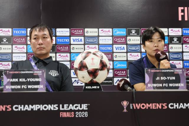 ▲19일 경기도 수원종합운동장에서 열린 아시아축구연맹(AFC) 여자 챔피언스리그(AWCL) 4강 기자회견에서 수원FC 위민 박길영 감독과 지소연 선수가 질문에 답하고 있다. ⓒ연합뉴스