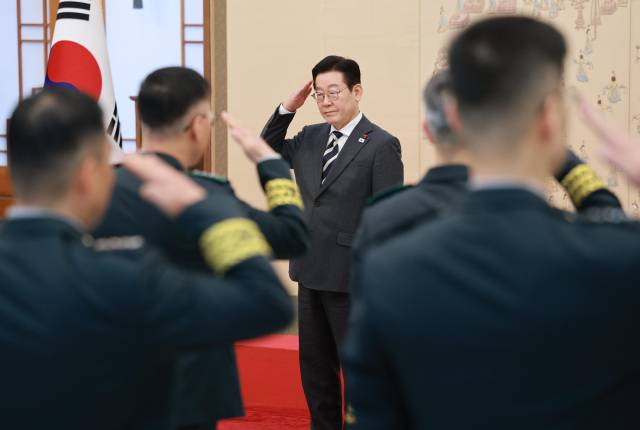이재명 대통령이 지난 1월 16일 청와대 본관에서 열린 3성 장군 진급·보직 신고 및 수치 수여식에서 거수경례하고 있다. 연합뉴스