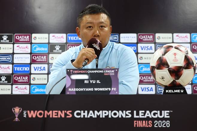 리유일 내고향여자축구단 감독이 19일 경기 수원종합운동장에서 열린 아시아축구연맹(AFC) 여자 챔피언스리그(AWCL) 4강 기자회견에 참석해 취재진 질문에 답하고 있다. 연합뉴스
